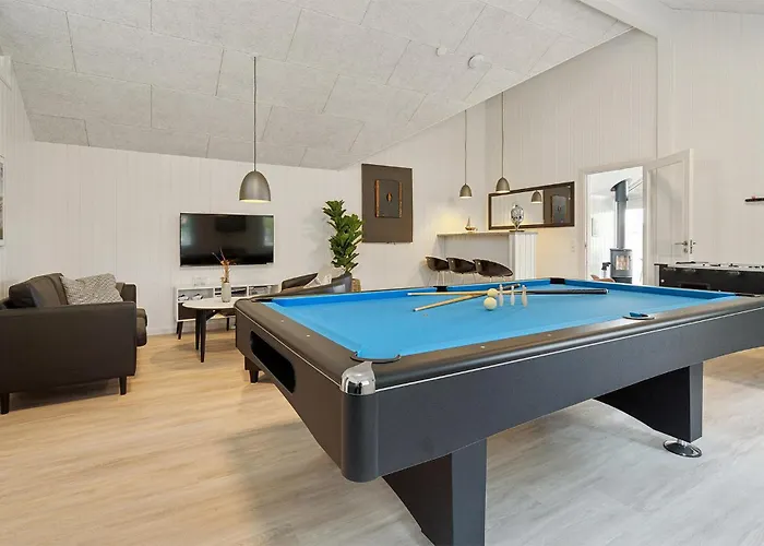 5 Bedroom Beautiful In Casa de Férias