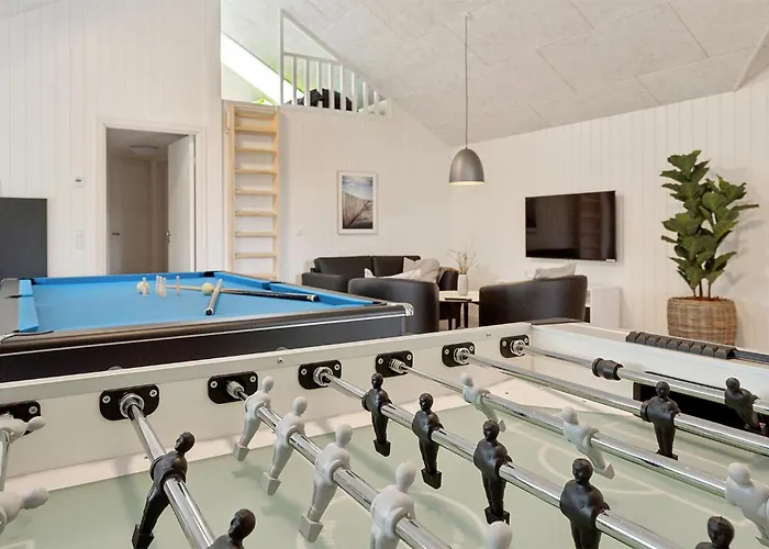 5 Bedroom Beautiful In Casa de Férias